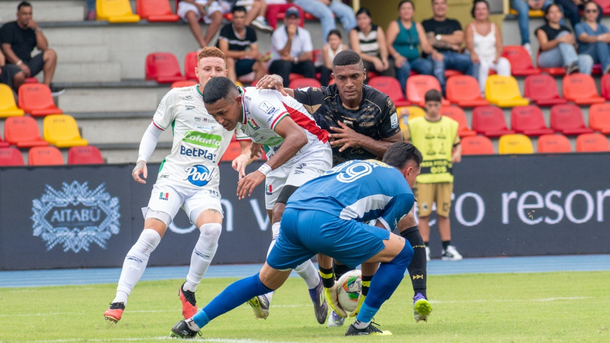 La tormenta frenó el desarrollo natural del partido