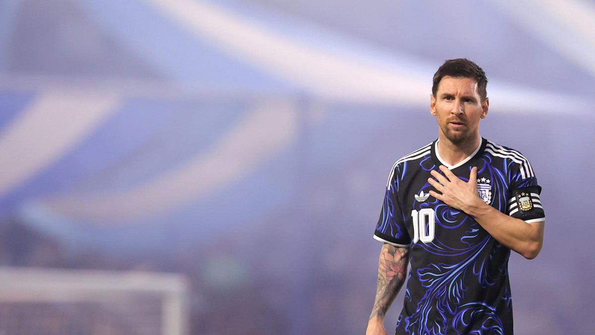 Lionel Messi de Argentina forma este martes, previo a un partido entre Argentina y Zambia en el estadio La Bombonera, en Buenos Aires (Argentina).