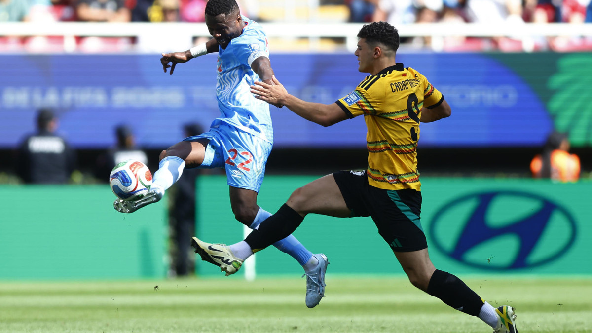 Chancel Mbemba (i) de Congo disputa el balón con Bailey Cadamarteri de Jamaica este martes, en un partido de repechaje para la Copa Mundial 2026 entre República del Congo y Jamaica en el Estadio Akron en Guadalajara (México).