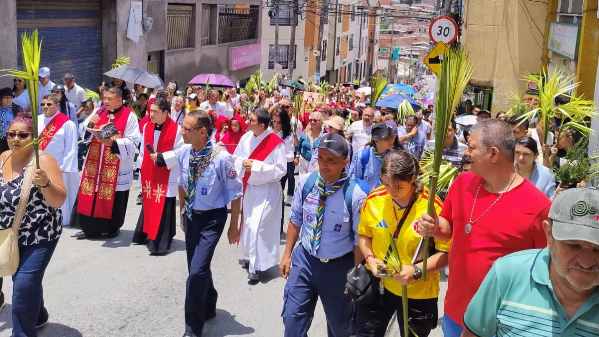 Sobre sus hombros, niños y jóvenes portaron imágenes que representan la pasión de Cristo.