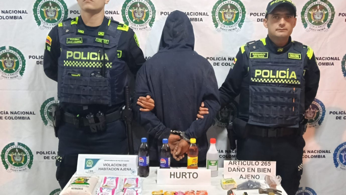 Fotos| Policía| LA PATRIA  Gracias a la reacción oportuna, los uniformados lograron la interceptación y captura en flagrancia del hombre, a quien le hallaron varios elementos comestibles y bebidas.