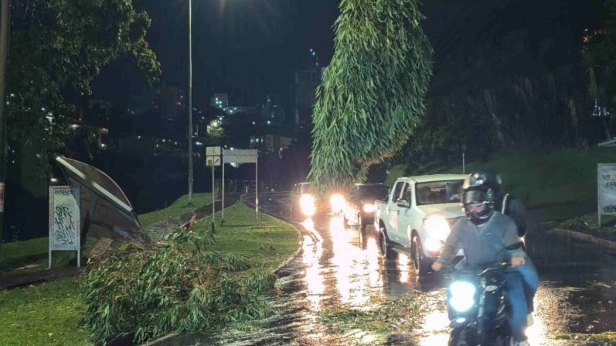 El aguacero del vienes por la noche dejó afectaciones en la ciudad
