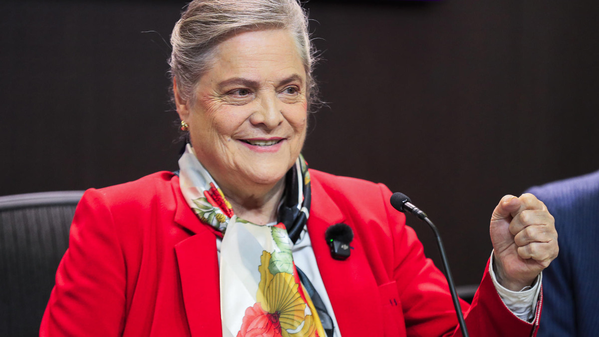 La exalcadesa de Bogotá Clara López reacciona durante una rueda de prensa este miércoles, en Bogotá (Colombia). Clara López renunció a su candidatura presidencial para apoyar la del senador Iván Cepeda, aspirante por el partido de izquierda Pacto Histórico, en las elecciones colombianas que se celebrarán el próximo 31 de mayo.