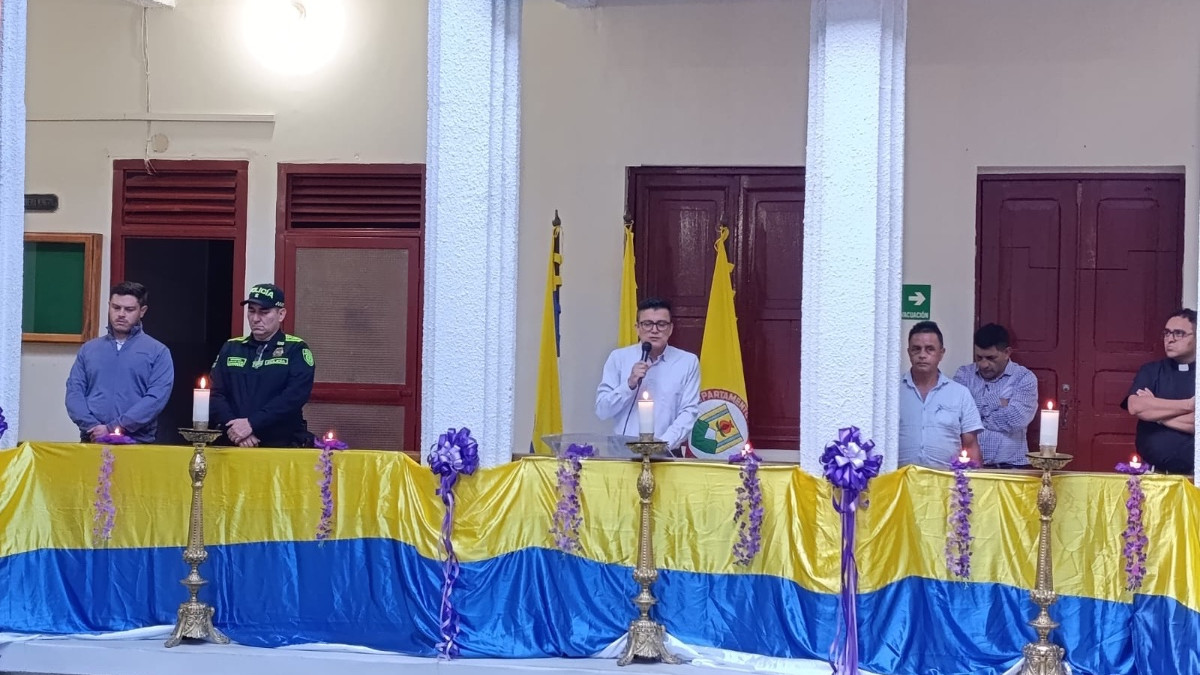 Con velas encendidas y un minuto de silencio, Aguadas rindió homenaje a las víctimas del conflicto armado. 
