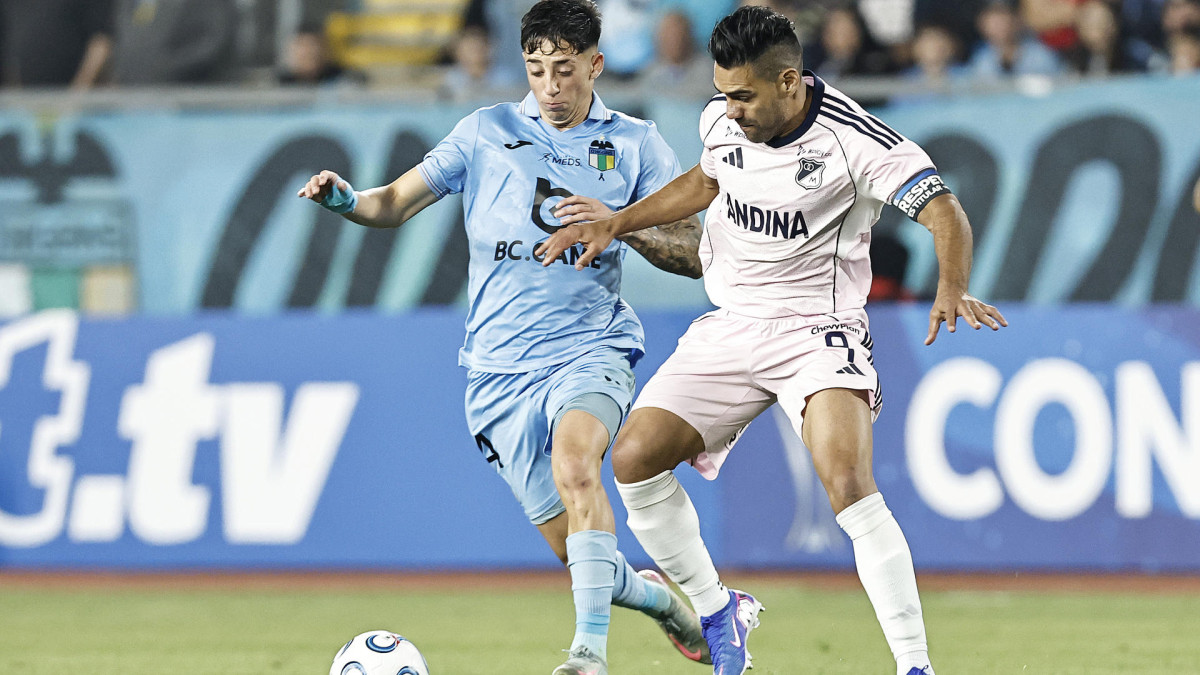 Felipe Faúndez (i) de O'Higgins disputa un balón con Radamel Falcao (d) de Millonarios este martes, durante un partido de la Copa Sudamericana entre O'Higgins y Millonarios en el estadio Codelco El Teniente, en Rancagua (Chile).