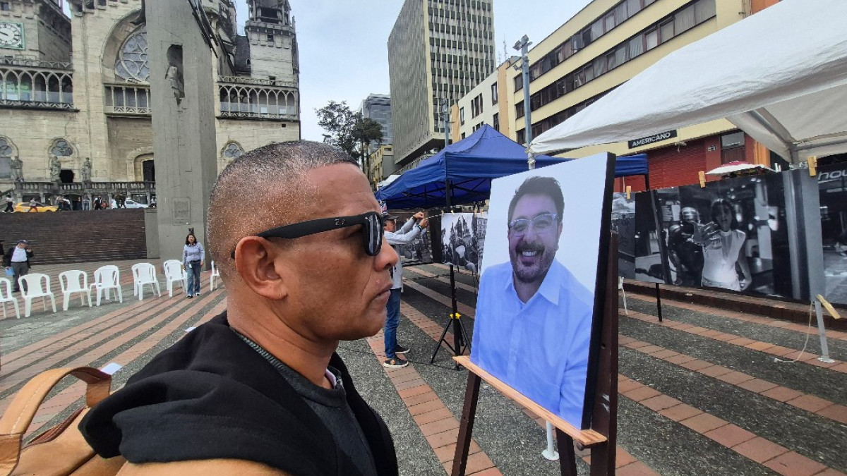 Se instalaron atriles conmemorativos con los nombres de educadores víctimas del conflicto armado