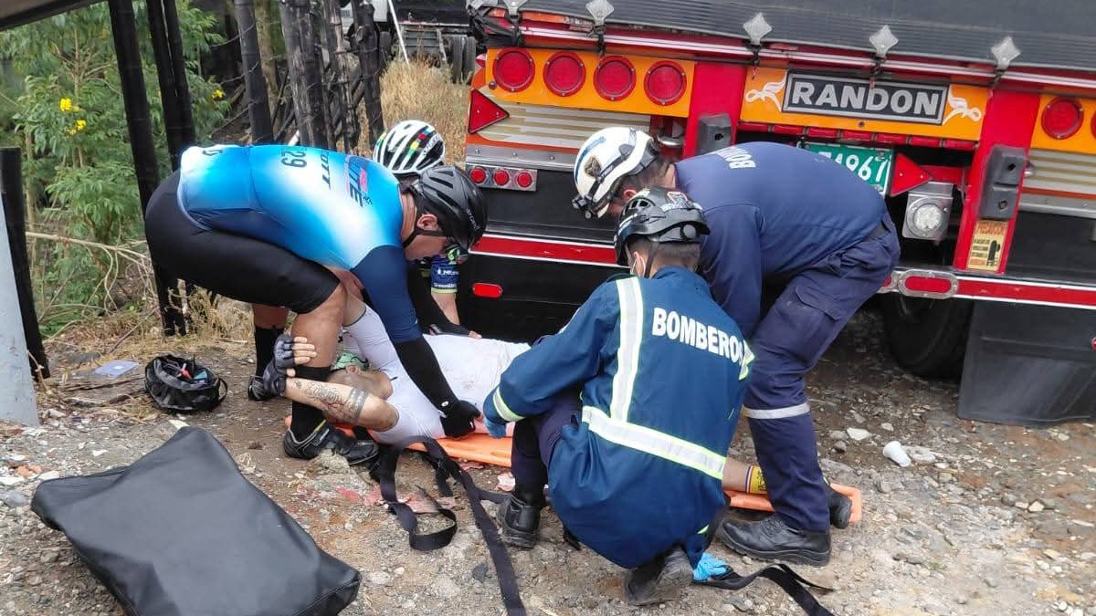 Fotos| Bomberos | LA PATRIA Bomberos atendió la emergencia que terminó con un ciclista en delicado estado de salud.