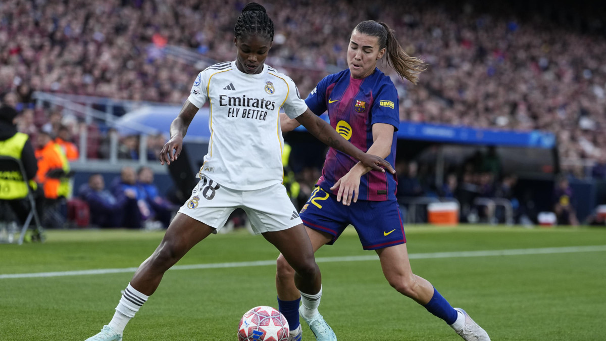 La centrocampista del Barcelona Patri (d) disputa un balón con la delantera del Real Madrid Linda Caicedo (i) este jueves durante el encuentro correspondiente a la vuelta de los cuartos de final de la Champions femenina, disputado entre el FC Barcelona y el Real Madrid en el Camp Nou de Barcelona. 