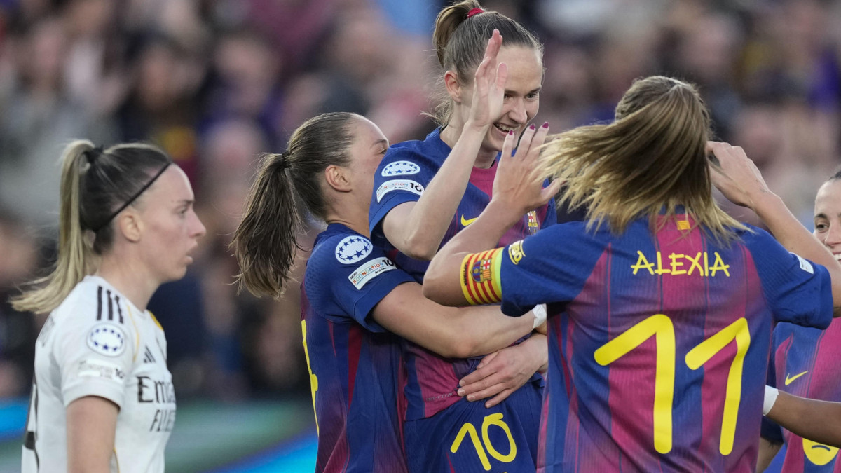 La delantera del FC Barcelona Caroline Graham Hansen (3i) celebra un tanto durante el encuentro correspondiente a la vuelta de los cuartos de final de la Champions femenina, disputado en el Camp Nou de Barcelona. 