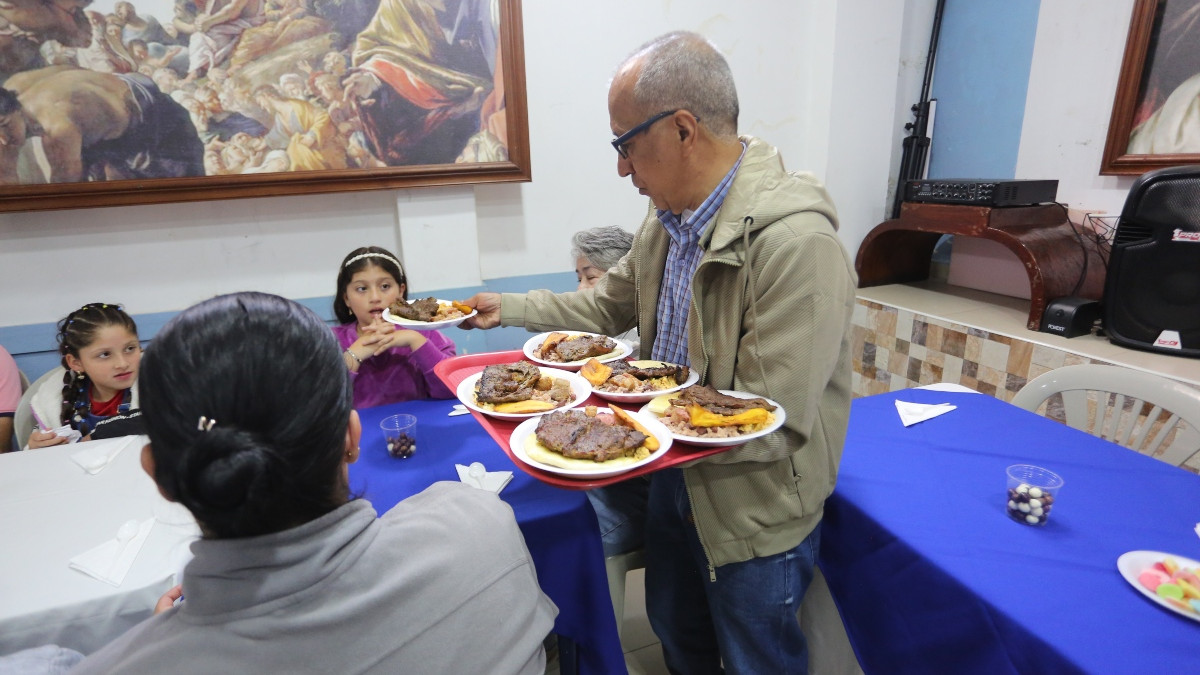 Desde el 2014, esta parroquia de Manizales mantiene una tradición silenciosa en la que alimenta a siete familias cada Miércoles Santo. Además, les abre estas posibilidades de ayuda.
