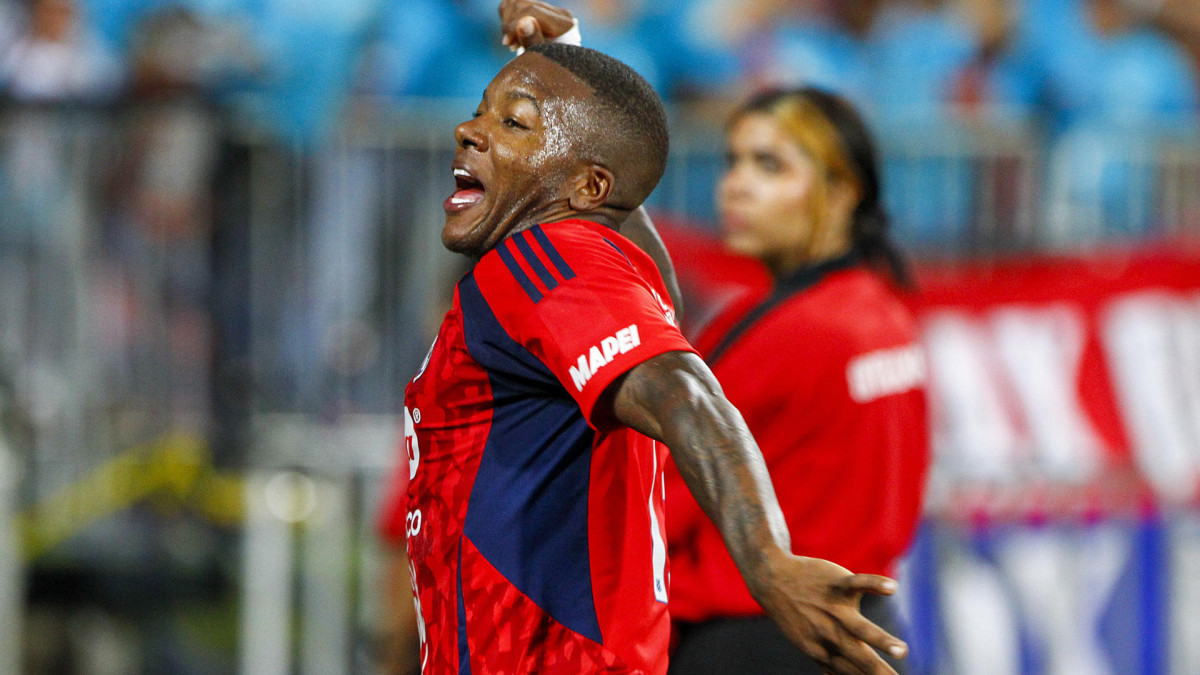 Francisco Chaverra, jugador del Independiente Medellín, celebra el gol del empate frente a Estudiantes de La Plata durante el partido de la fase de grupos de la Copa Libertadores, disputado este miércoles 8 de abril en el estadio Atanasio Girardot.