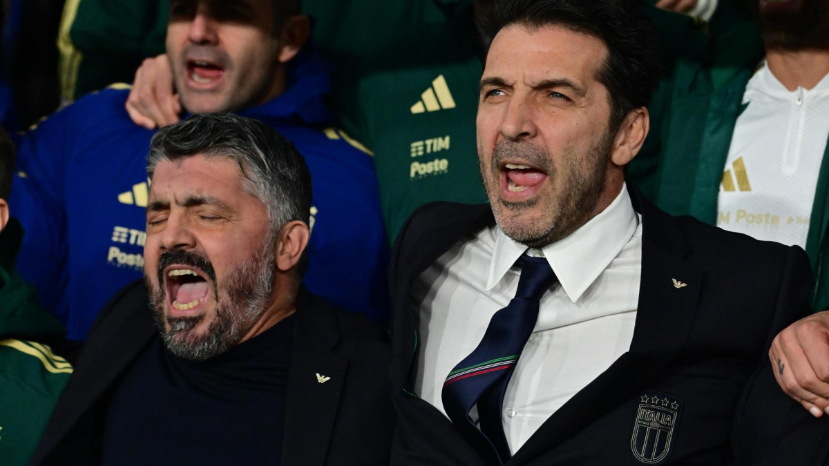 El seleccionador italiano Gennaro Gattuso y el, hasta este jueves, jefe de la delegación Gianluigi Buffon, en un partido de la repesca para la Copa Mundial de la FIFA 2026. Italia quedó afuera por tercera vez consecutiva.