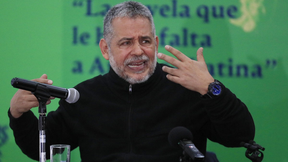 El escritor colombiano Mario Mendoza habla durante una rueda de prensa este jueves, en Bogotá (Colombia). Mario Mendoza realizó el lanzamiento de su más reciente novela ‘La hora de los lobos’ de la mano de Editorial Planeta.