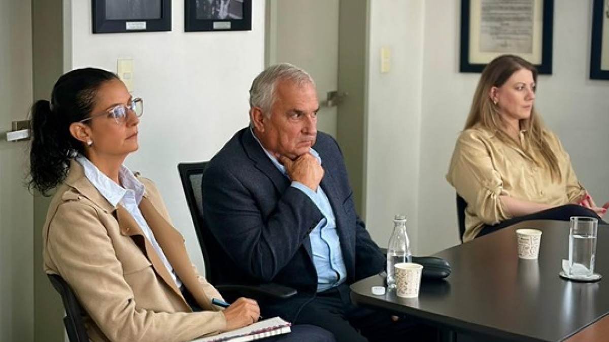 De izquierda a derecha: Lina María Ramírez, nueva directora ejecutiva de la Cruz Roja Colombiana - Seccional Caldas; Darío Gómez, presidente de la junta; y Sharim Toro Velásquez, como directora de Desarrollo Social y Humanitario.