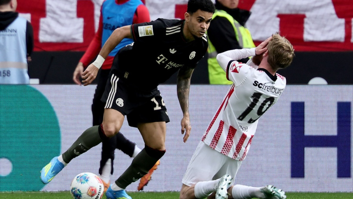 El colombiano Luis Díaz del Bayern Munich (izquierda) en acción contra Niklas Beste del Friburgo (derecha) durante el partido de la Bundesliga alemana entre el SC Friburgo y el FC Bayern Munich en Friburgo, Alemania, este 4 de abril del 2026.