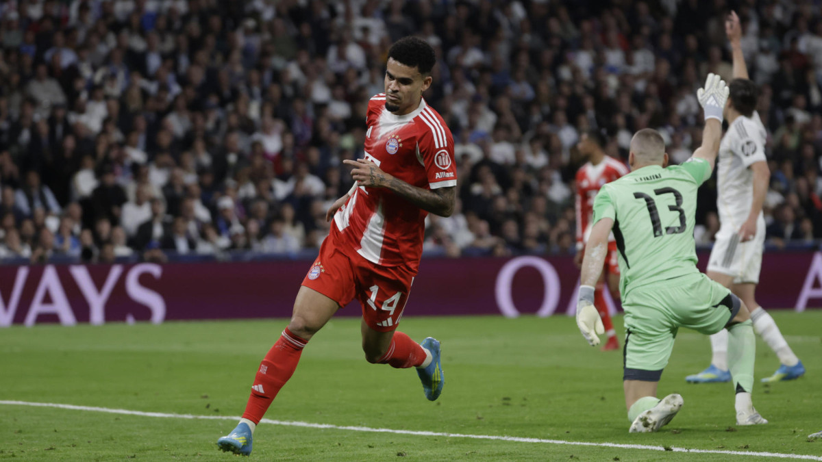El delantero colombiano del Bayern Munich Luis Díaz celebra tras anotar el primer gol del equipo durante el encuentro correspondiente a la ida de los cuartos de final de la Liga de Campeones que disputan este martes Real Madrid y Bayern Munich en el estadio Santiago Bernabéu, en Madrid. 