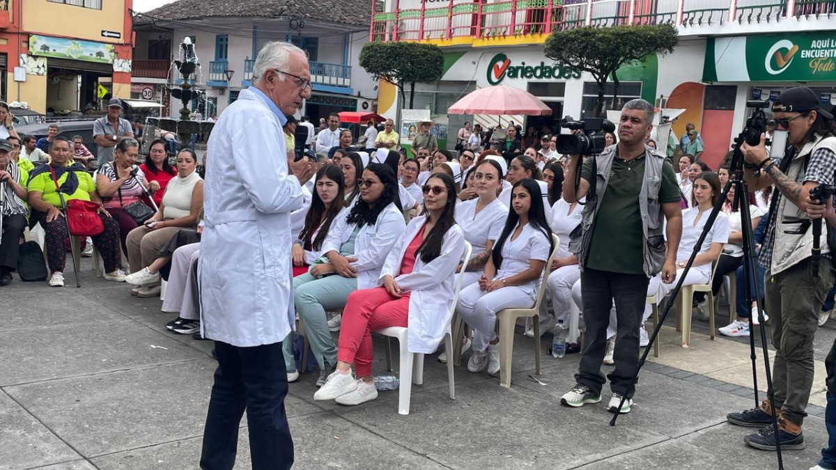 El ministro de Salud, Guillermo Afonso Jaramillo, compartió con la comunidad de Aranzazu, realizó un recorrido por el actual hospital e hizo entrega de una ambulancia equipada con última tecnología. Además, informó sobre las inversiones en salud que se realizarán en el municipio.