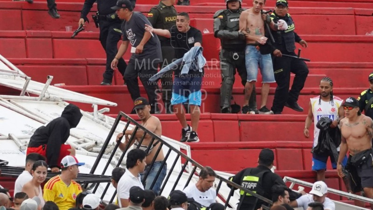 La pelea en las gradas. Arriba, a la derecha, un hincha del Once Caldas herido y otro armado; abajo, a la izquierda, hinchas del Pereira derribando las vallas. El clásico terminó mal en Yopal.