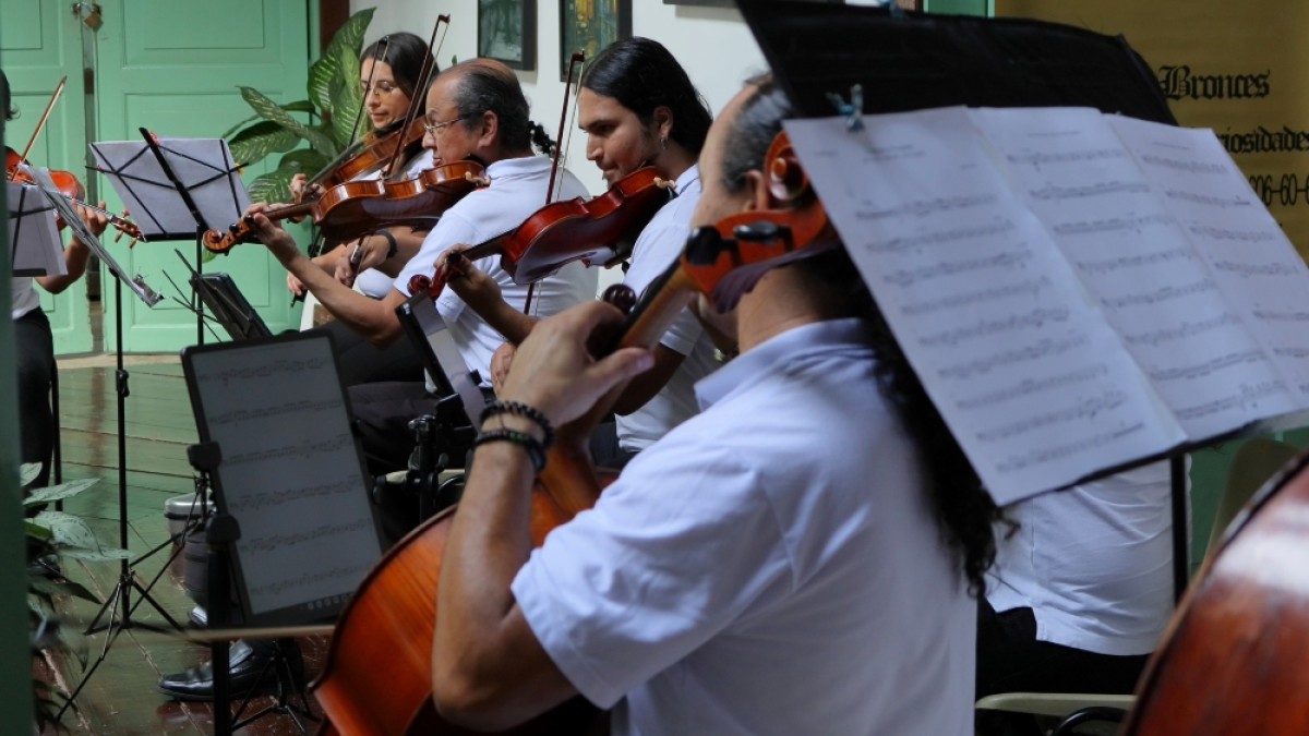 Presentación de la Orquesta de Cámara de Caldas en la Casa de la Cultura de Salamina durante la Semana Santa.
