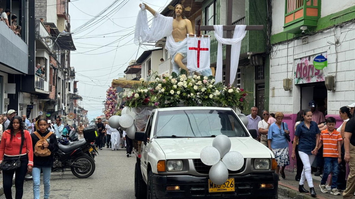 Procesión del Resucitado en la parroquia Nuestra Señora del Carmen de Anserma (Caldas).
