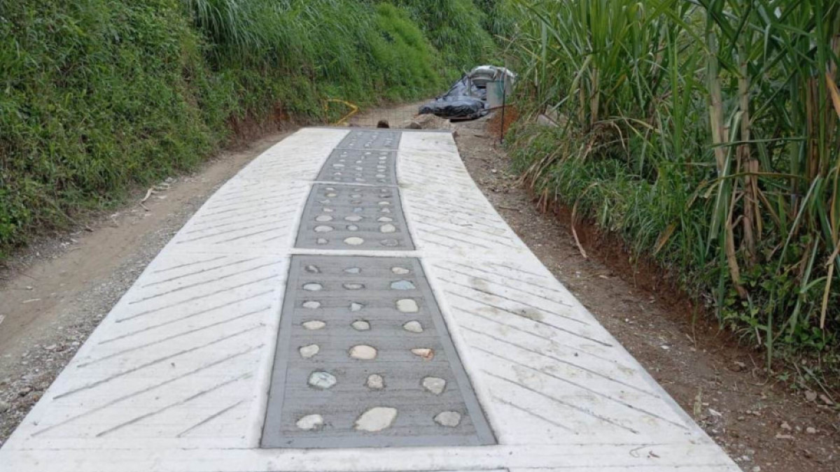 Habitantes de las zonas rurales de Caldas ahora cuentan con vías más seguras y eficientes gracias a la entrega de 7.73 kilómetros de placa huellas gestionadas por Invías y las comunidades locales.