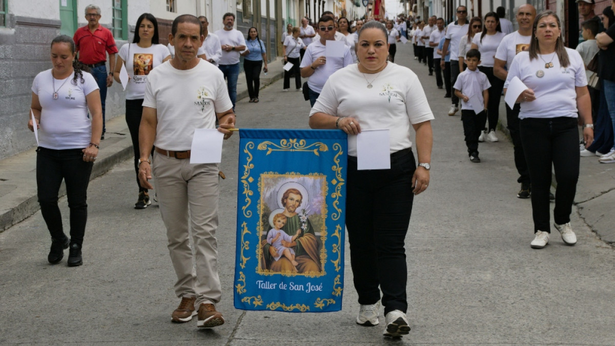 Comunidad de laicos del taller San José en una procesión de Semana Santa en Salamina (Caldas).