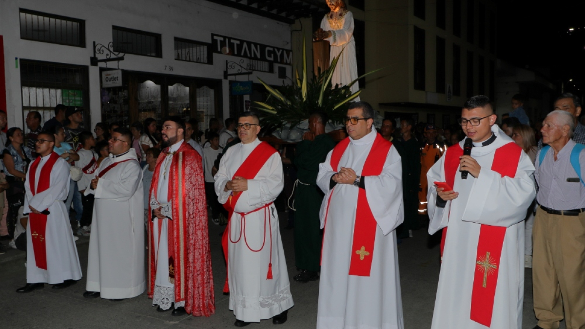 Procesión del Prendimiento en la parroquia de la Inmaculada Concepción en Salamina (Caldas). La encabezaron sacerdotes y diáconos.