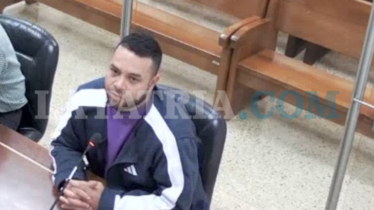 A Santiago lo detuvieron con orden judicial en marzo y aceptó cargos, pero optó por huir mientras le daban sentencia.