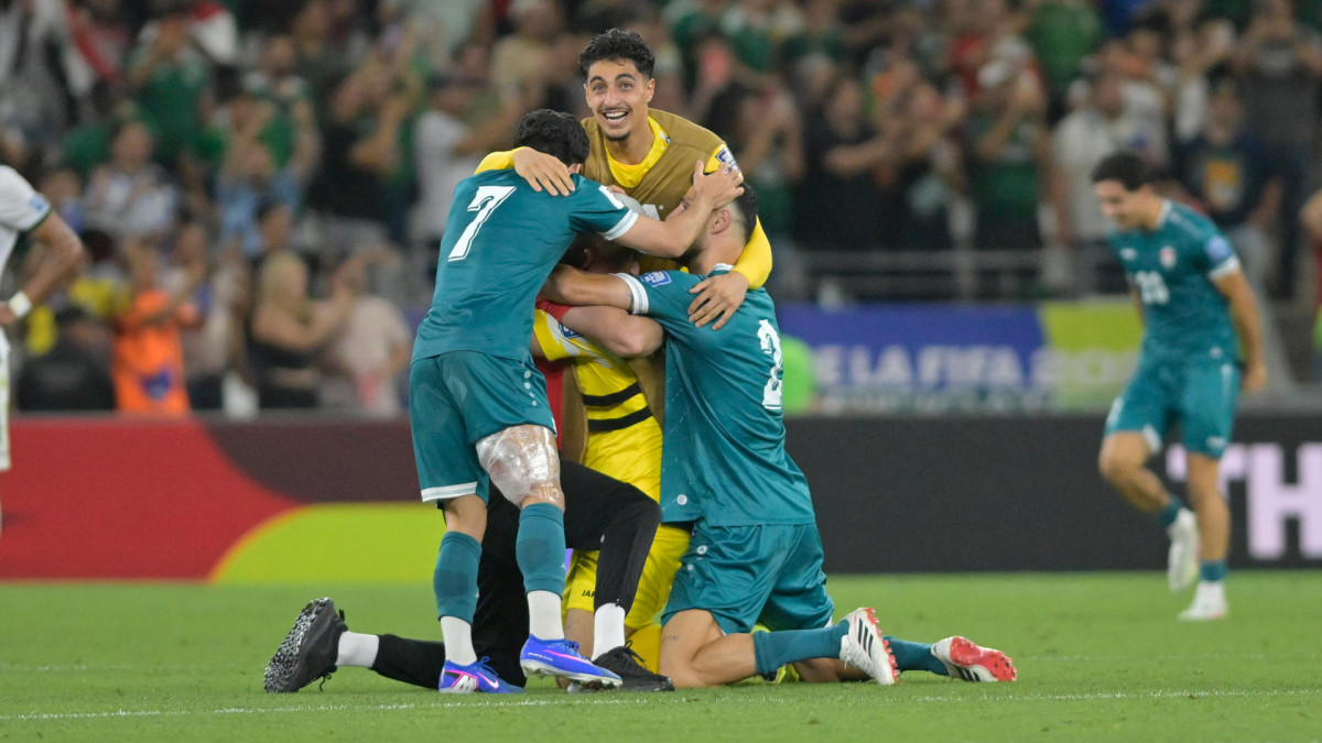 Los jugadores de la selección de Irak celebran su clasificación al Mundial tras vencer 2-1 a Bolivia en México. El equipo asiático integrará el Grupo I junto a Francia, Senegal y Noruega.