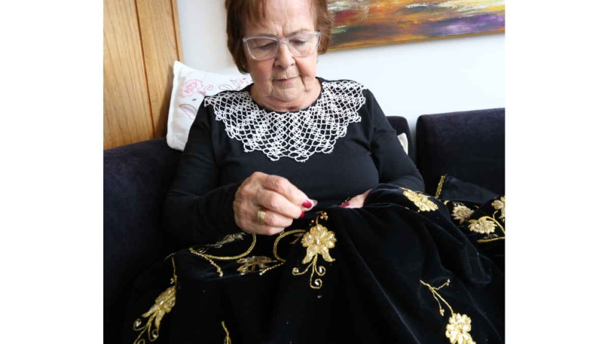 Georgina Franco Campuzano fue la encargada de hacer una arreglo al manto de la Virgen de los Dolores de la parroquia de la Santísima Trinidad para que estuviera a punto en esta Semana Santa. Ginna expresó su felicidad por realizar este trabajo que refleja su amor por la iglesia y sus cualidades para el bordado.