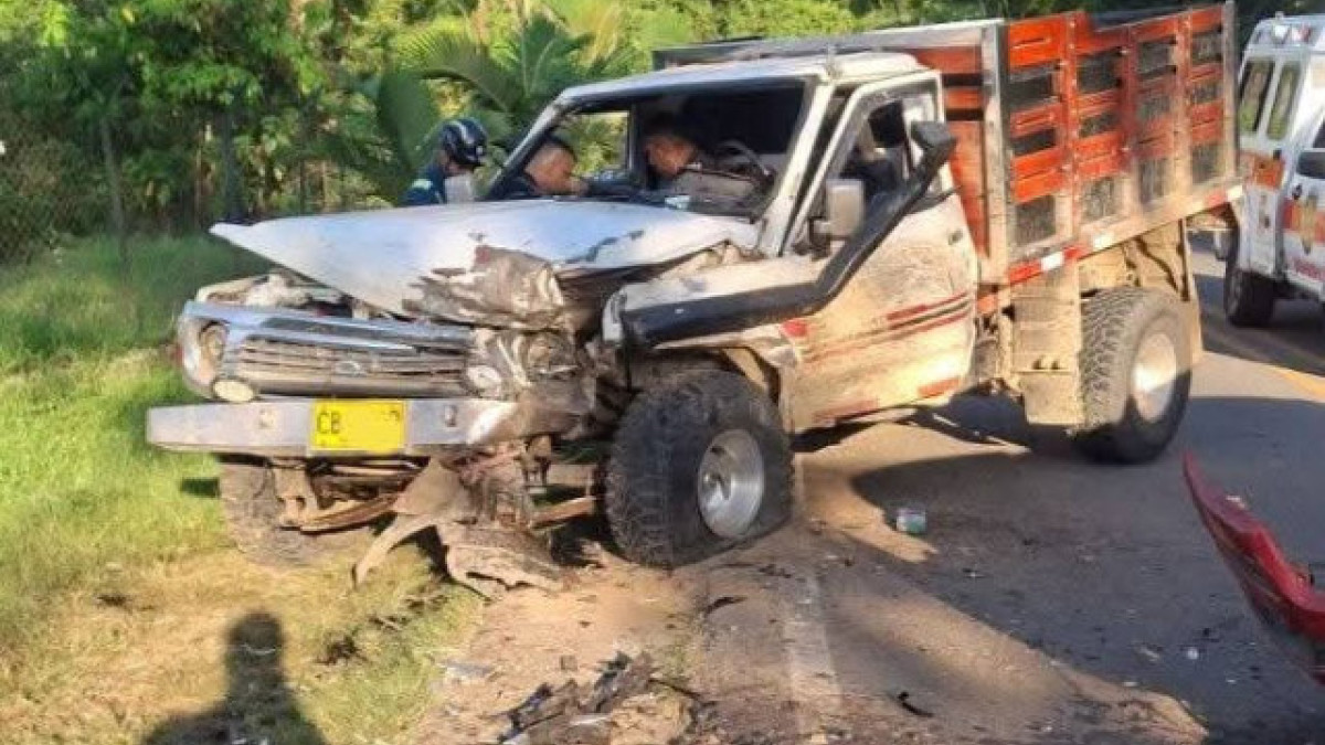 Foto| Informador de Occidente|LA PATRIA  Accidente en la Troncal de Occidente, en el trayecto Anserma - Vereda Tabla Roja, a la altura de la conocida curva del gas. Según la información preliminar, dos vehículos colisionaron de manera violenta, lo que obligó la rápida intervención del Cuerpo de Bomberos. 