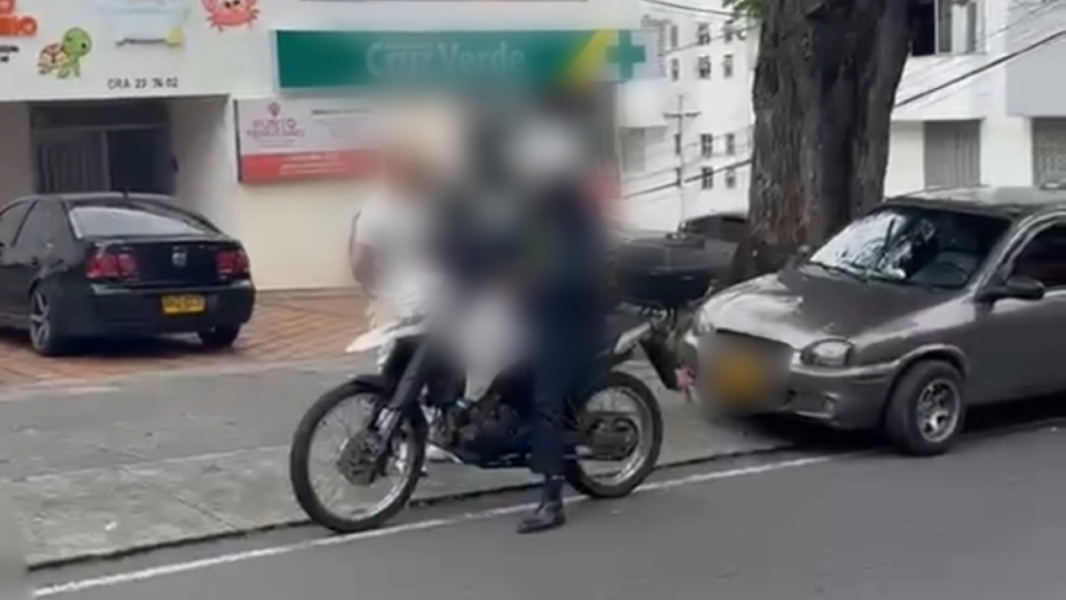 La amenaza al agente de transito ocurrió en el barrio Milán. En la mitad de esta imagen ocurrió la escena, el guarda está en su motocicleta y el sujeto frente a él con un machete. Otro ciudadano grabó el momento.