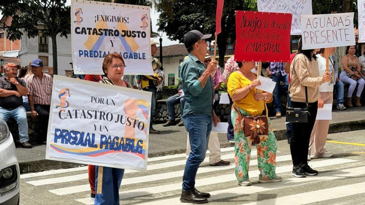 En Aguadas están inconformes con el aumento del impuesto predial. Ciudadanos llegaron con pancartas al parque principal del municipio y exigieron que el monto a pagar sea más acorde a sus posibilidades.