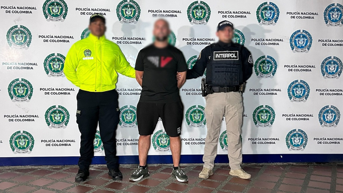 El extranjero capturado tenía una circular roja en su contra por un crimen en España.