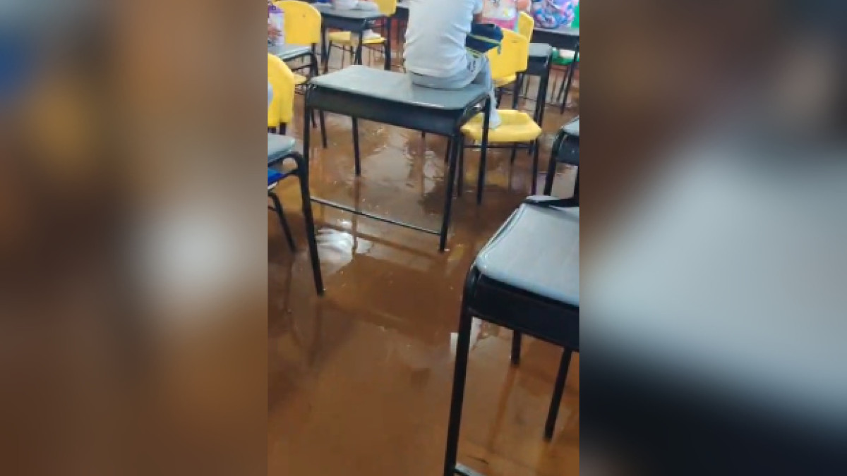 Imagen I tomada de vídeo cortesía para LA PATRIA  El agua inundó un salón y un corredor de la escuela en el occidente de Caldas 
