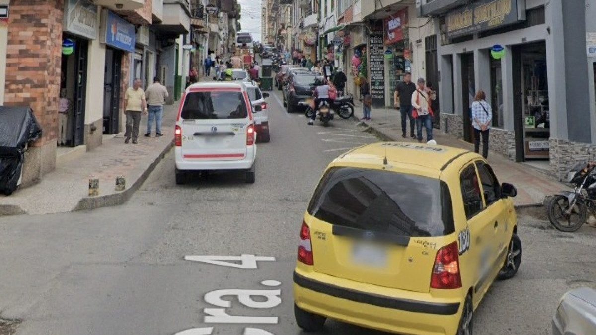 Foto| Google maps| LA PATRIA  El día de los hechos, siendo las 6:30 de la tarde, la víctima se movilizaba en una motocicleta Suzuki AX- 100 negra, modelo 1989, por la carrera 4ª con calle 13, diagonal al Comando de Policía, como parte del recorrido para llegar a su residencia, después de su labor como ayudante de construcción.
