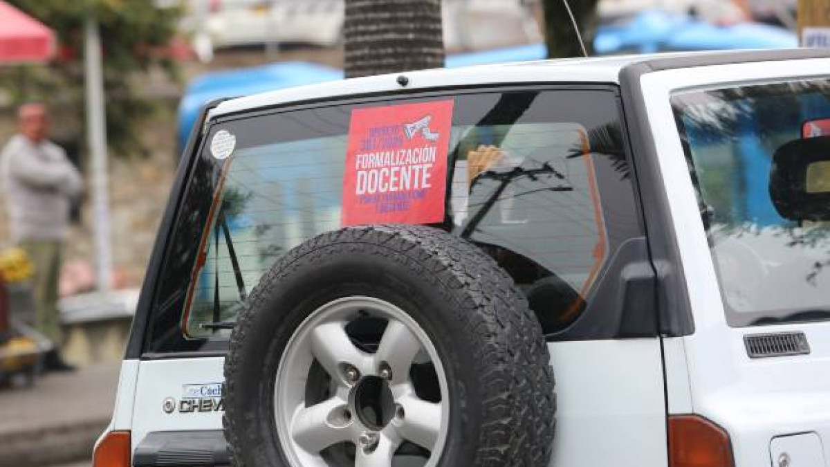  Foto I Luis Fernando Trejos I LA PATRIA  El miércoles profesores ocasionales de la U. de Caldas salieron de nuevo a las calles. En caravana de carros expresaron su inconformismo con la manera cómo se ha desarrollado el proceso de formalización laboral