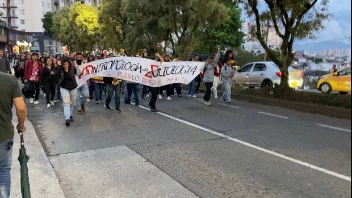 Docentes ocasionales y catedráticos de la Universidad de Caldas adelantarán este miércoles 8 de abril del 2026 una nueva movilización por calles de Manizales. La foto corresponde a la marcha del 18 de marzo pasado. 