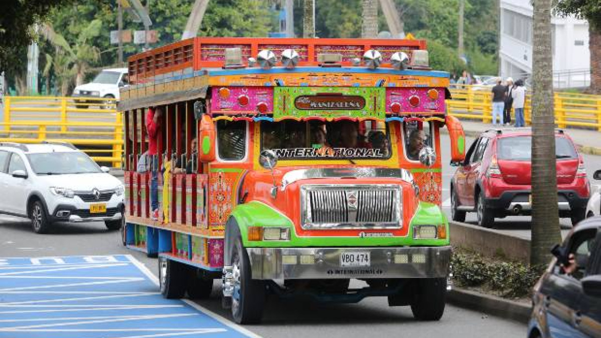 Foto I Luis Fernando Trejos I LA PATRIA  Profesores ocasionales de la U. de Caldas efectuaron ayer una nueva manifestación en Manizales. Expresan su malestar con el proceso de formalización laboral. Una caravana de carros y motos recorrió la ciudad.