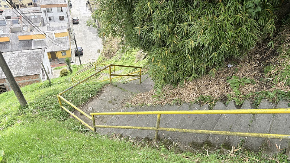 Las escalas que comunican a Sáenz con Los Cedros se convirtieron en punto de concentración de consumidores de estupefacientes.