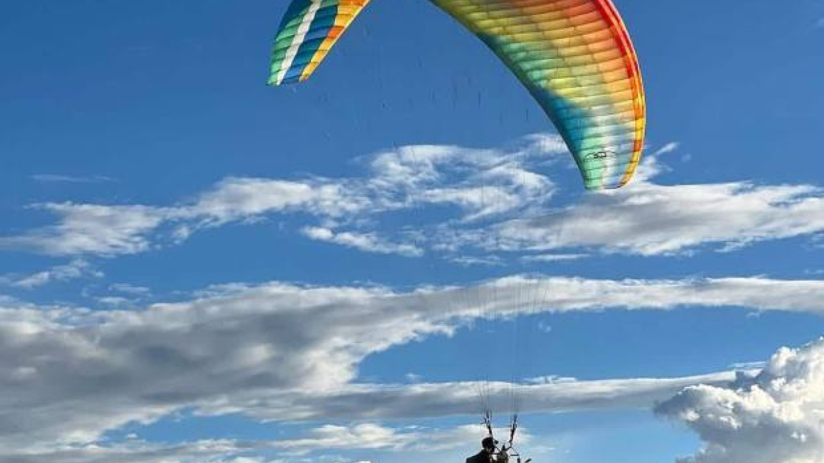 Paisaje caldense desde un parapente en el noroccidente. Buenos Aires es el punto de partida de un paseo por las nubes para ver parte del Paisaje Cultural Cafetero, visto desde el cielo.