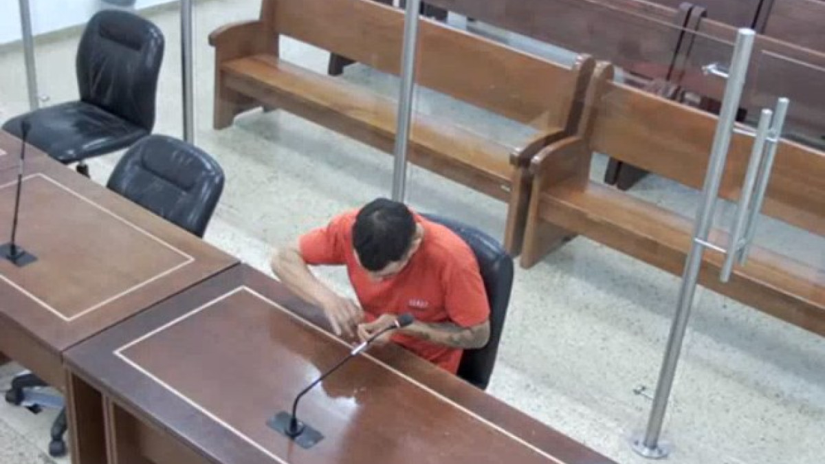 Fotos de LA PATRIA  Leo, en la audiencia. Antes de ser capturado apuntaba hacia varias direcciones y gritaba: 'gono.. mate a ese hp'. Tenía 6 cartuchos percutidos.