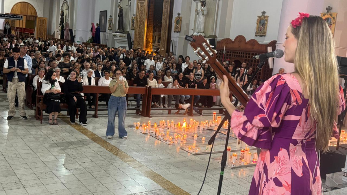 La presentación de Katie James fue en la nave central del templo Nuestra Señora del Carmen de Anserma.