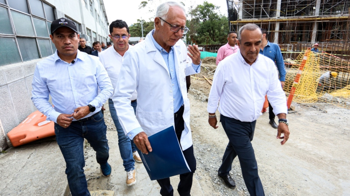Guillermo Jaramillo, ministro de Salud y Protección Social (tercero de izquierda a derecha), estuvo en el Hospital Departamental Santa Sofía. A la derecha, Carlos Piedrahita.