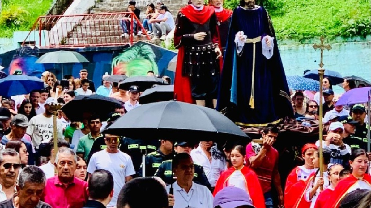 Viacrucis del Viernes Santo en Neira (Caldas).