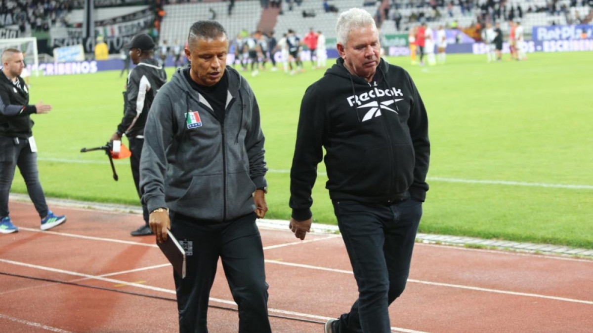 El técnico del Once Caldas, Hernán Darío Herrera, es cuestionado por un sector de la afición porque el equipo ha mermado su rendimiento y aún no asegura la clasificación.