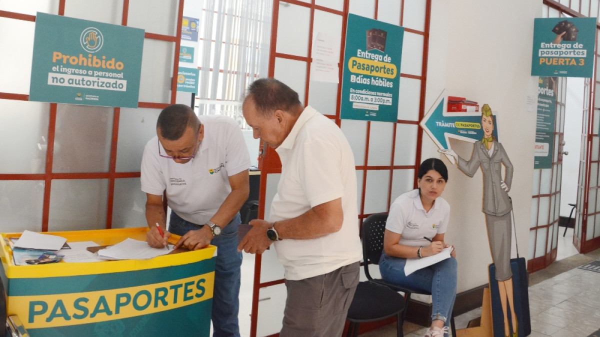 La expedición de pasaportes en el edificio de la Licorera, en la Gobernación de Caldas, está suspendida por directrices del Ministerio de Relaciones Exteriores. Usuarios afectados esperan la reapertura del servicio.