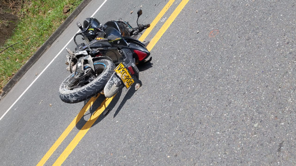 Foto| LA PATRIA  La víctima, según las autoridades, iba en una Suzuki Gixxer. Se trata de AlexÁnder Sepúlveda Nazarit, de 25 años, natural de Risaralda (Caldas).