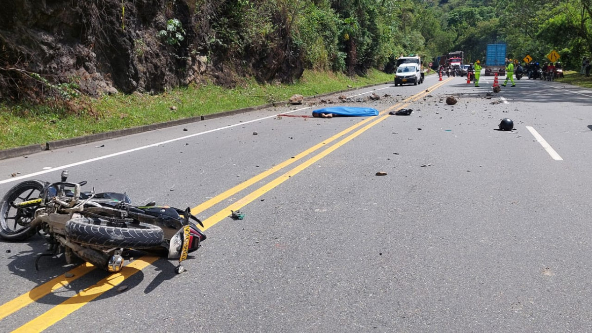 Foto| Cortesía | LA PATRIA  Lo que conoció preliminarmente LA PATRIA es que una roca se desprendió de la montaña, golpeó una moto que pasaba por allí y acabó con la vida del conductor.