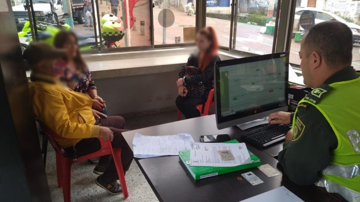 Fotos Policía| LA PATRIA  Si necesita mediación policial puede llamar al 321 707 93 72. O acudir al cuadrante de su barrio. Esta iniciativa surge con el artículo 154 del Código Nacional de Convivencia y Seguridad Ciudadana, que establece que la autoridad es el canal para que las personas en conflicto decidan voluntariamente resolver sus desacuerdos armónicamente.